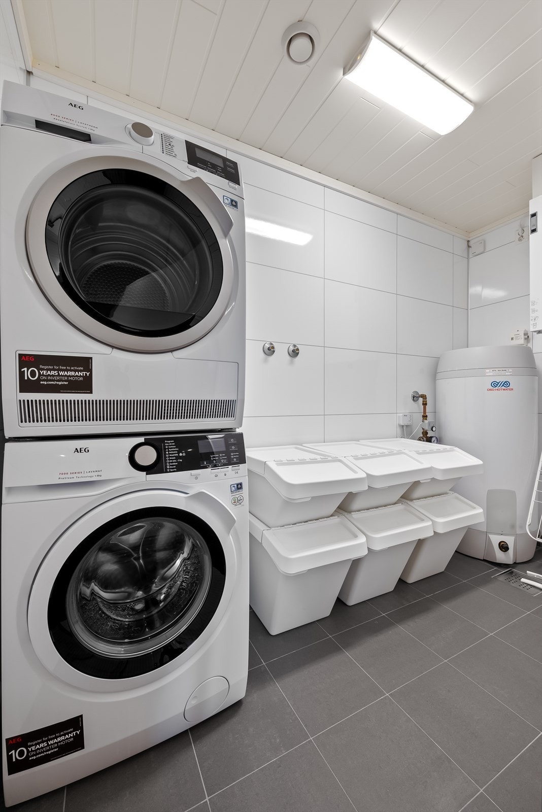 Boligen har et eget, praktisk vaskerom med god plass til organisering. Galleribilde