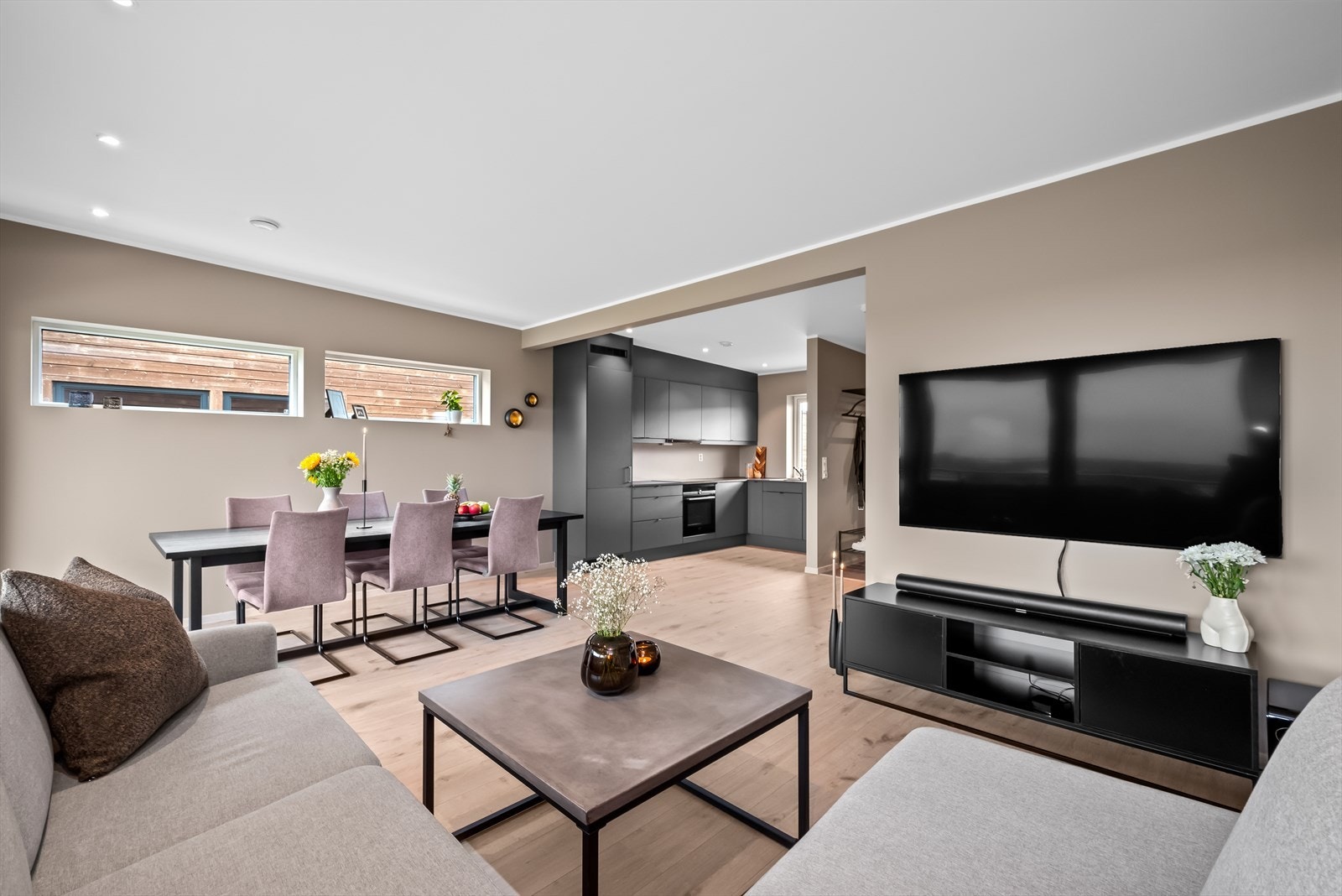 Hele boligens første etasje har gulvvarme for ekstra komfort. I tillegg sørger downlights i himlingen for jevn og god belysning. Galleribilde