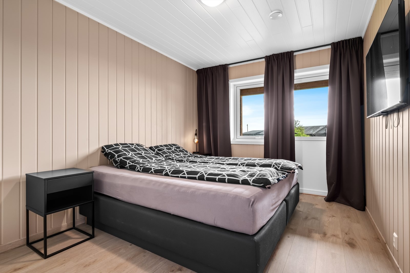 Fra hovedsoverommet er det direkte utgang til uteområdet, med mulighet for å etablere en terrasse dersom man ønsker det. Galleribilde