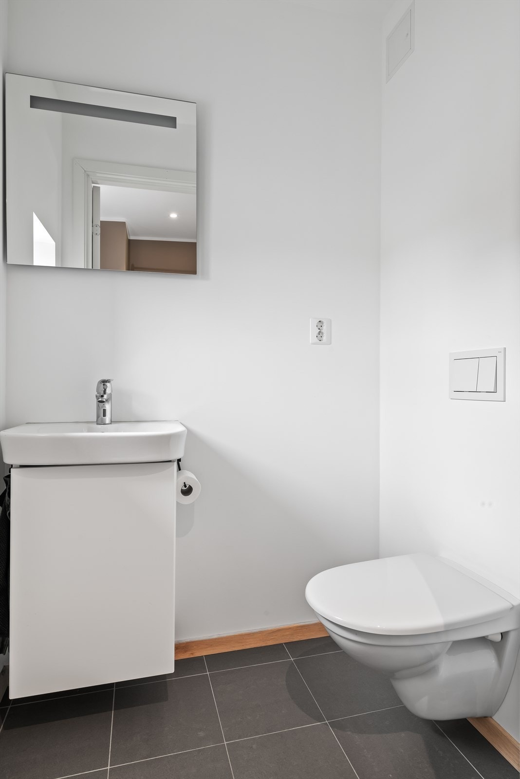 Ved inngangspartiet har boligen et separat toalettrom. Galleribilde