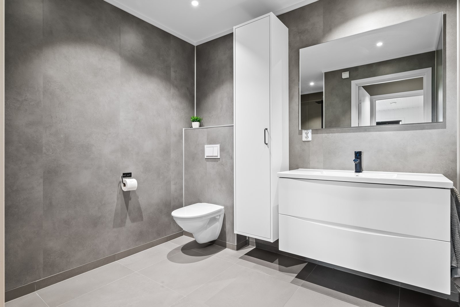 Boligen har et romslig og moderne bad på 7 kvm, med en stor baderomsinnredning som gir god oppbevaringsplass til håndklær, toalettartikler og annet du måtte trenge. Galleribilde