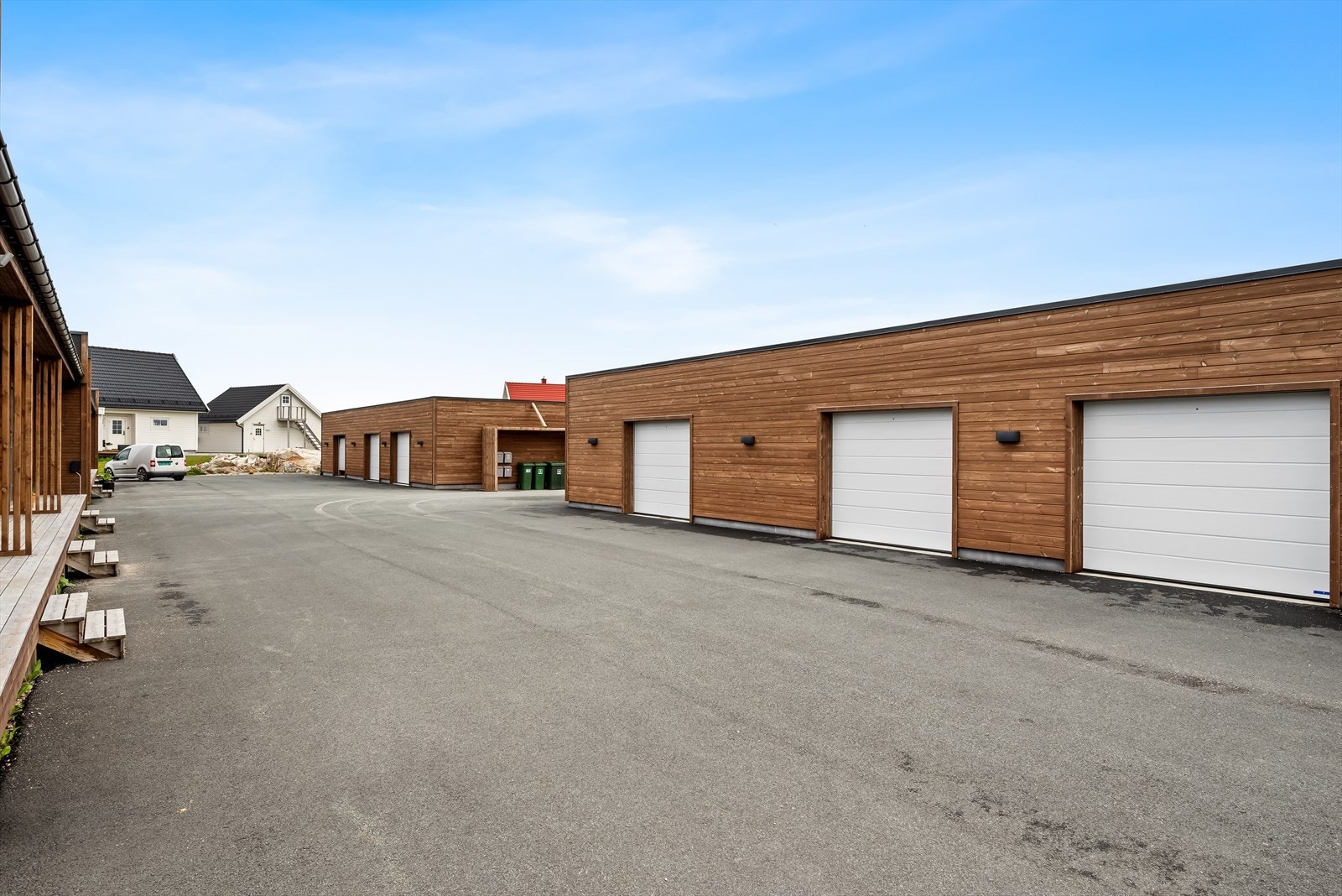 Med leiligheten følger det en egen parkeringsplass i garasje. Galleribilde