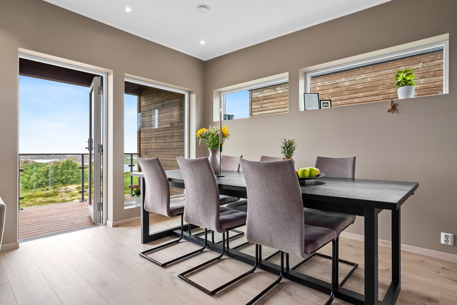 Boligen har en åpen og sosial planløsning med mulighet for å dele inn i ulike soner. Stue og kjøkken utgjør til sammen 35 kvm og gir godt med plass til både hverdag og gjester. Galleribilde