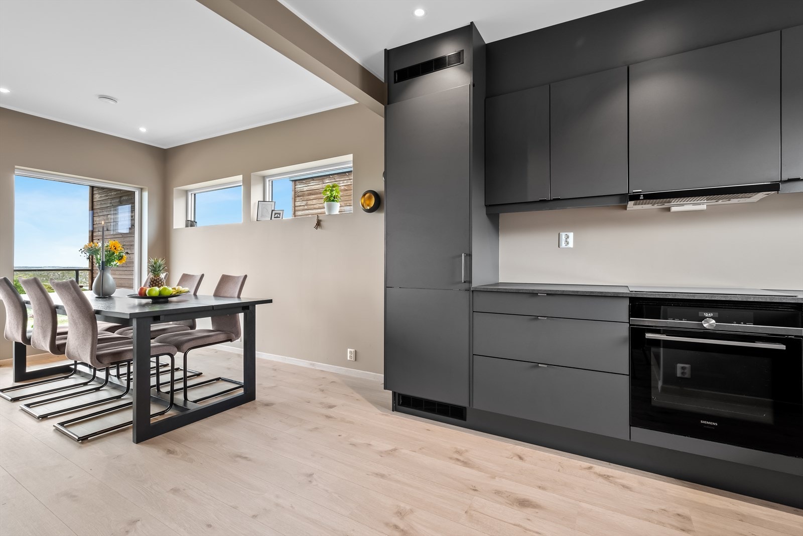 Kjøkkenet er utstyrt med integrert platetopp, kjøleskap, oppvaskmaskin og stekovn. Galleribilde