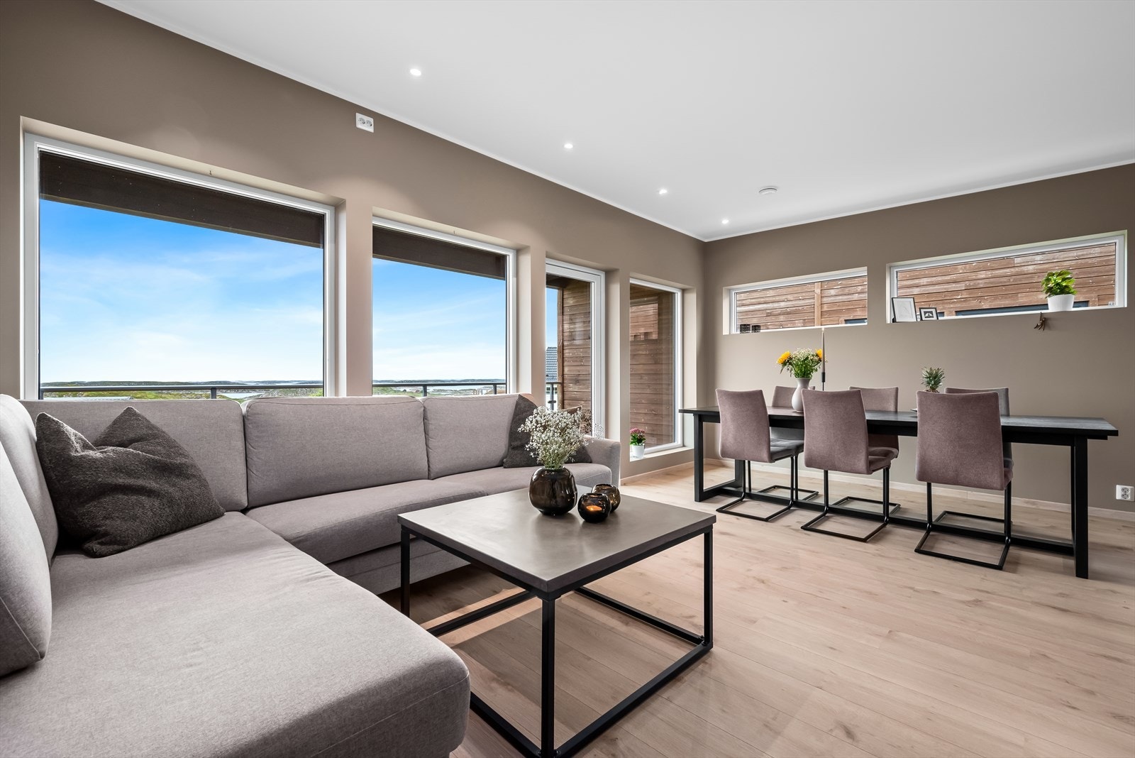 Boligen får rikelig med naturlig lys gjennom store vindusflater som vender mot flere himmelretninger. Galleribilde