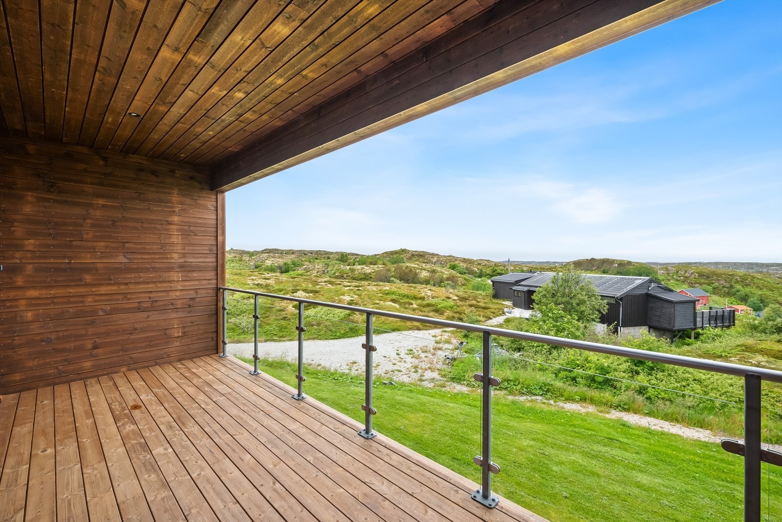 Verandaen vender mot vest og har flott utsikt over det naturskjønne landskapet. Galleribilde