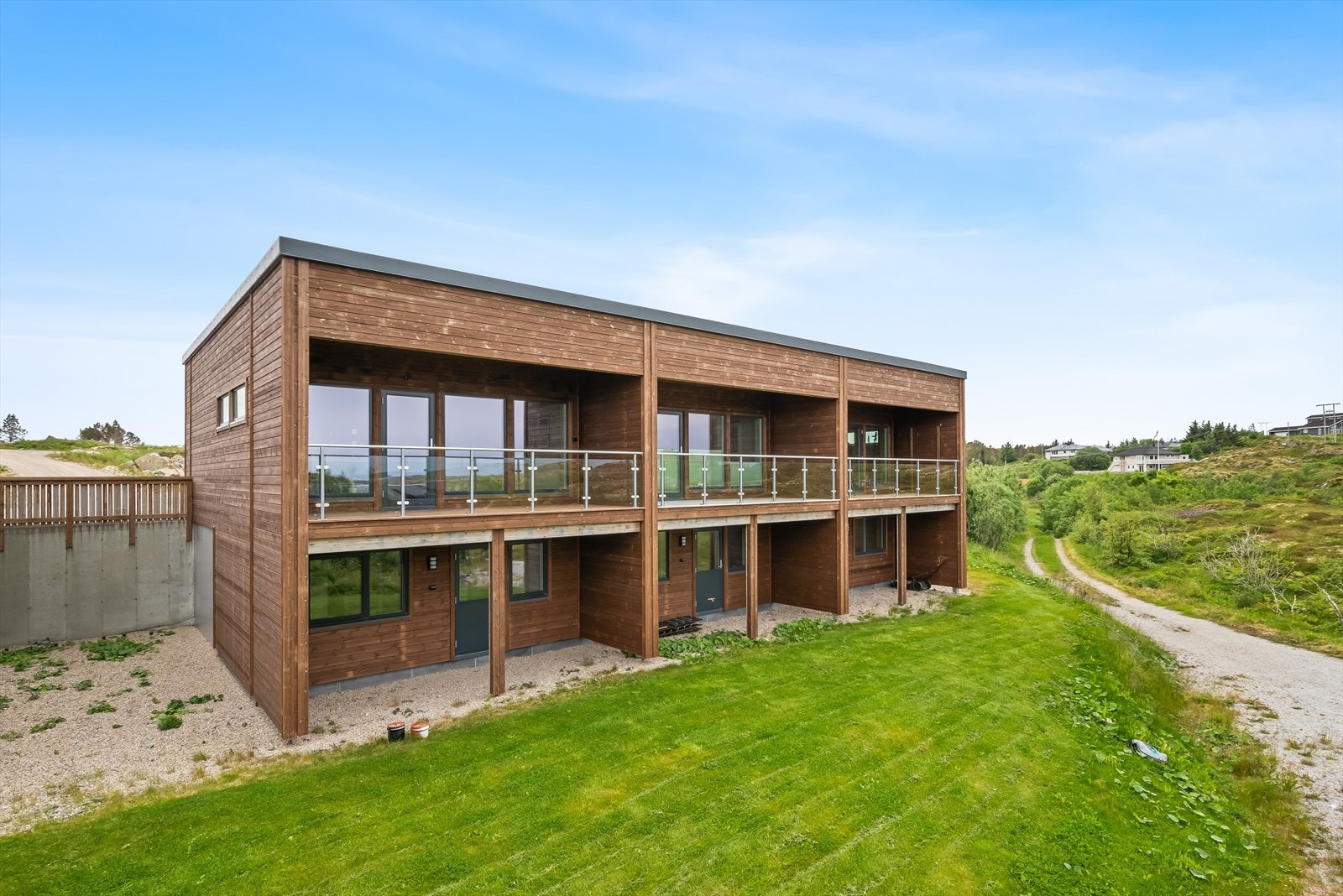 Boligen ligger i et rolig og tilbaketrukket boområde på Frøya. Galleribilde