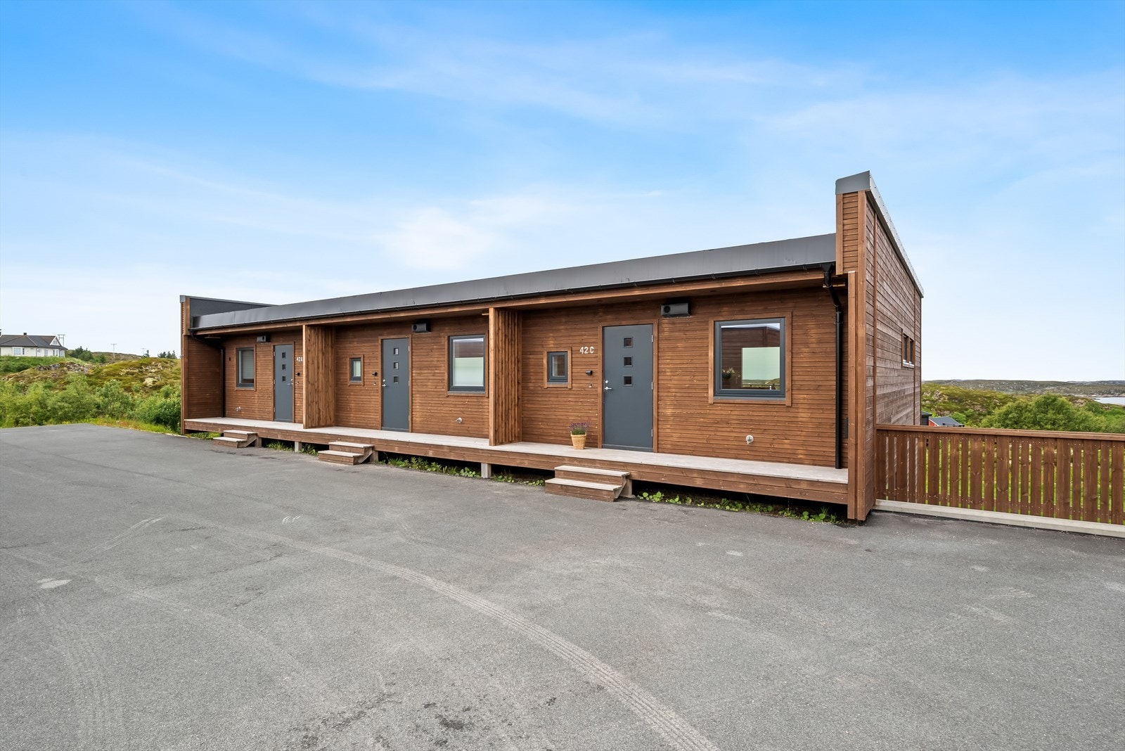 På utsiden av boligen finnes en utekran, som gir mulighet for blant annet bilvask. Galleribilde