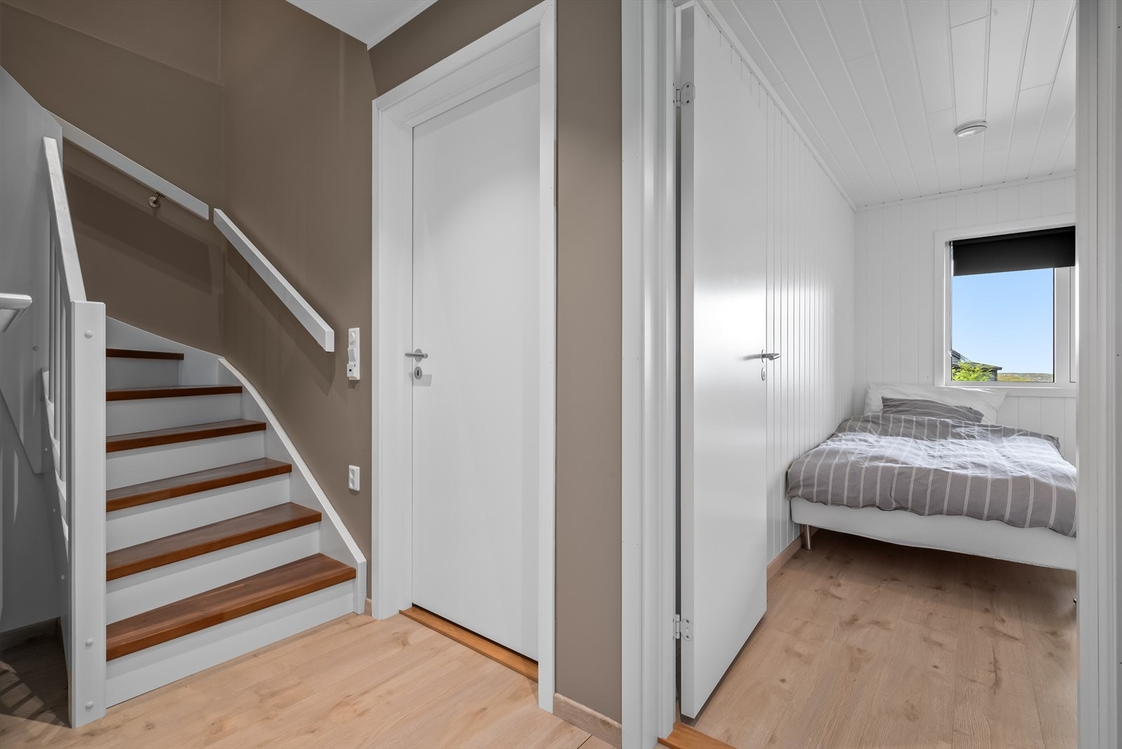 Sokkeletasjen består av to soverom, vaskerom og bad. Også her er det lagt gulvvarme for økt komfort. Galleribilde