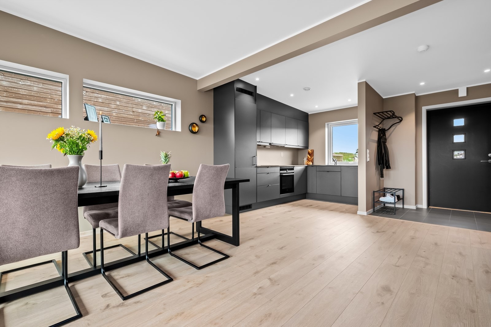 Boligen fremstår som moderne og godt vedlikeholdt - her er det bare å flytte rett inn! Galleribilde