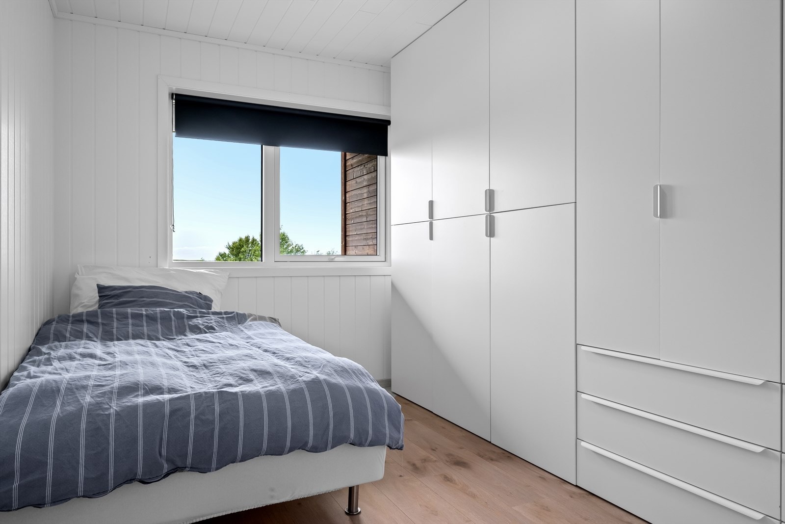 Begge soverommene måler 10 kvm med god plass til både seng og garderobeskap. Galleribilde