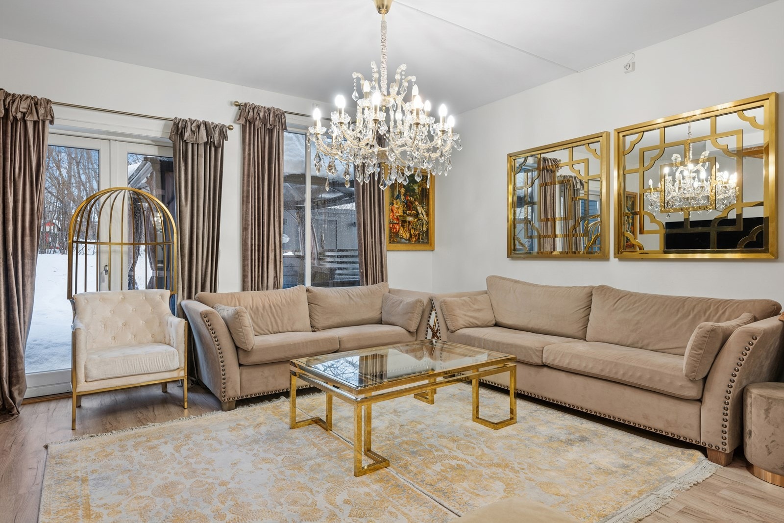 Boligen ble modernisert i 2018 med blant annet ny laminat, nymalte vegger, nytt kjøkken og nytt bad. Galleribilde