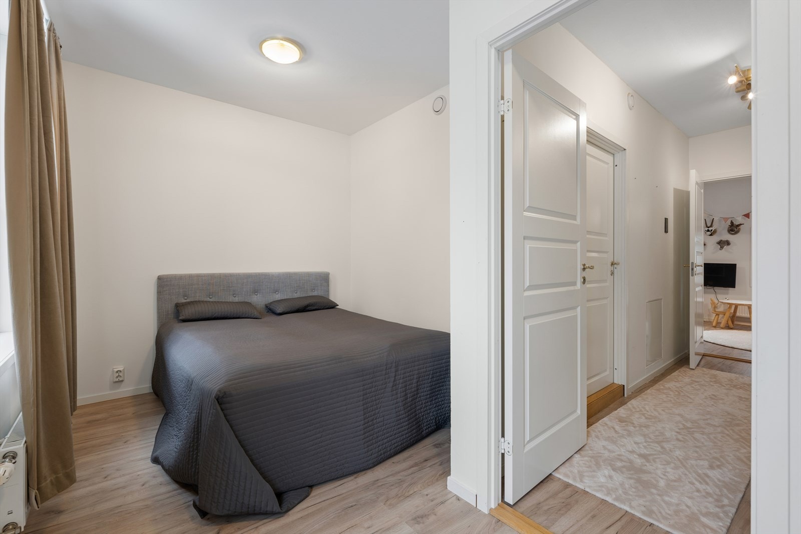 Soverom 2 er også av god størrelse med plass til både dobbeltseng og garderobe. Også dette rommet har utgang til egen balkong. Galleribilde