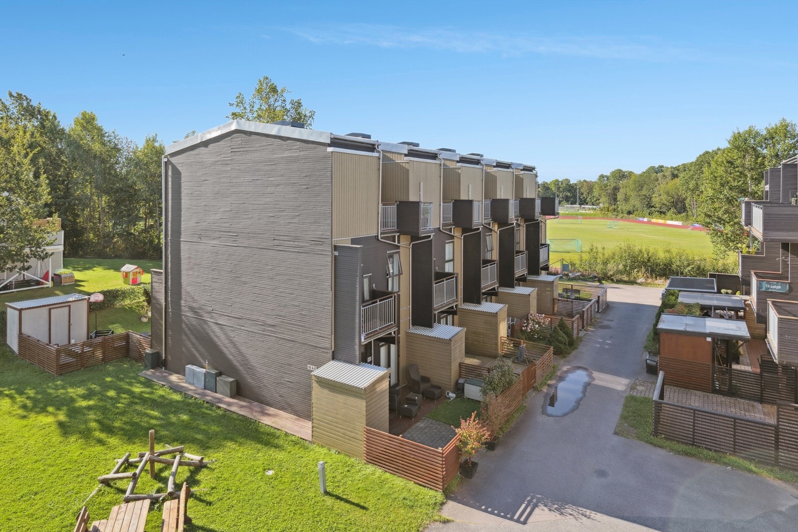 Alle rekkehusene har egen inngang og egen hage på baksiden Galleribilde