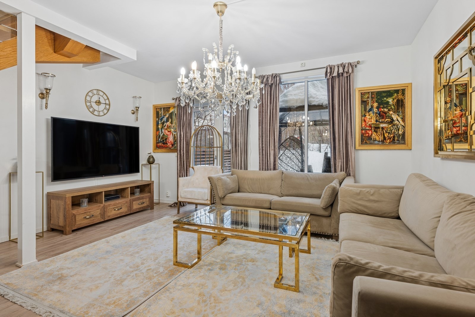 Her har man god plass til å møblere med både sofa- og spisegruppe. Galleribilde