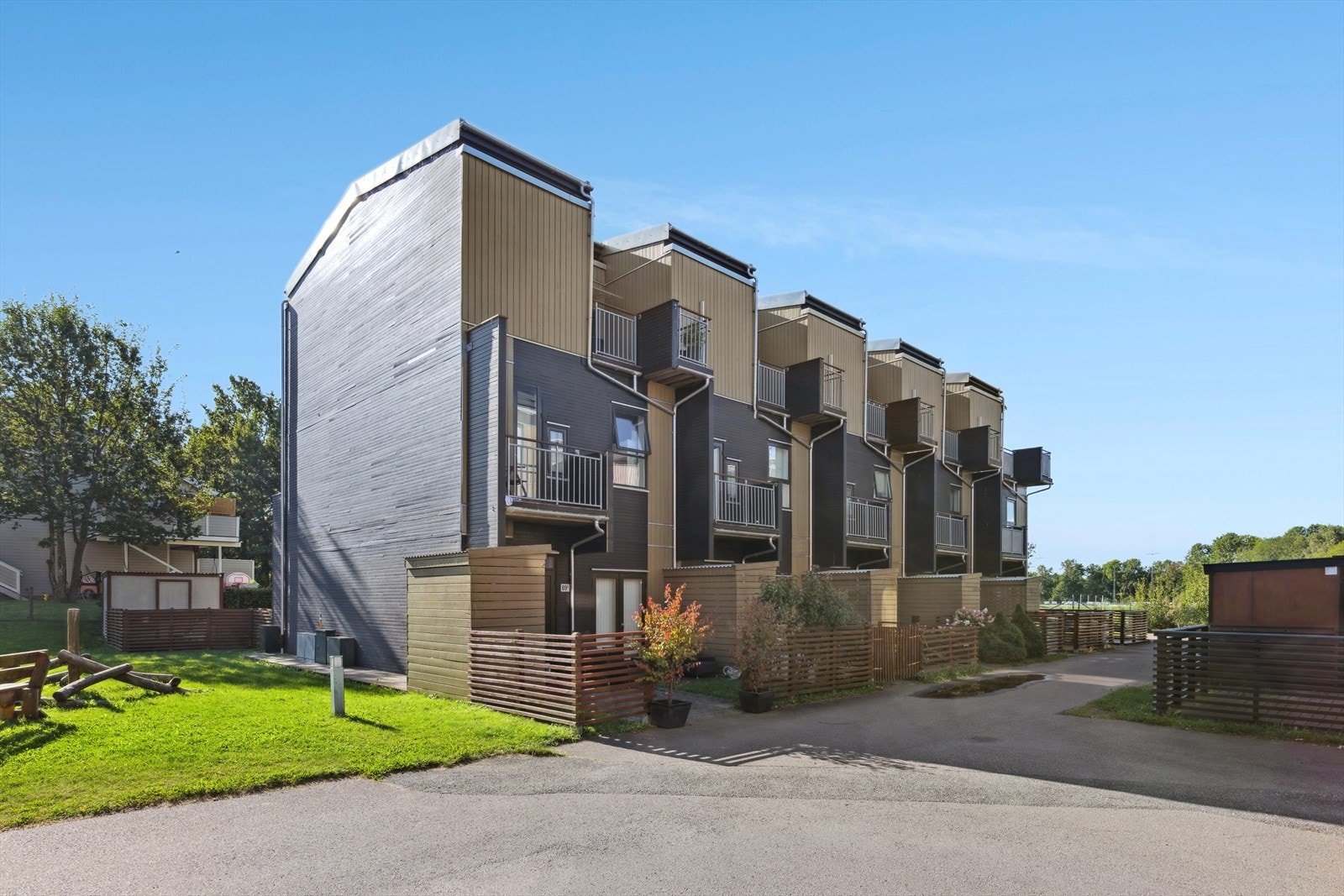 Rekkehuset har en pen og moderne fasade Galleribilde