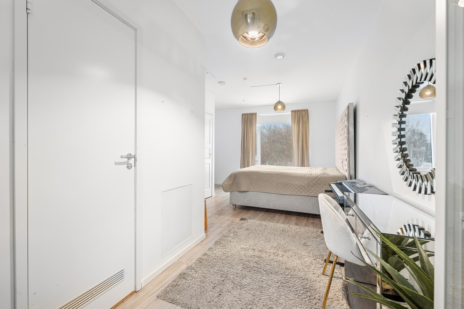 Soverom 3 finner man i boligens tredje etasje. Et stort og åpent rom hvor man har god plass til både seng, garderobe med mer. Galleribilde