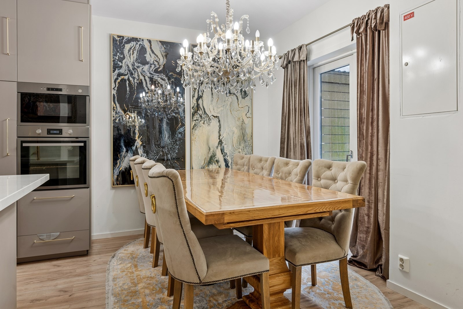 Her har man god plass til å invitere venner og familie på besøk. Galleribilde