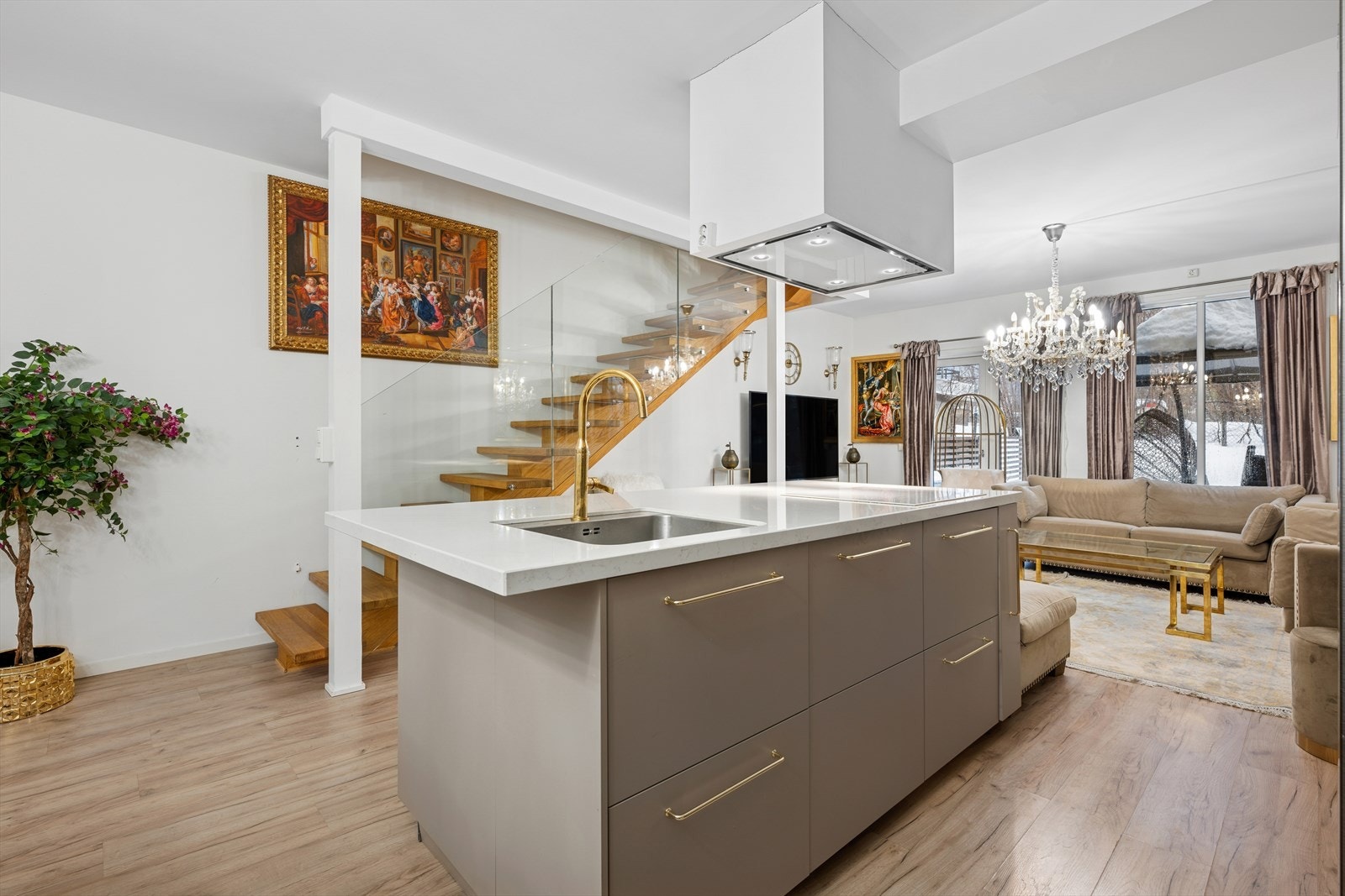 Kjøkkenet gir ellers godt med skap- og skuffeplass, samt gode arbeidsplater på benk på den romslige kjøkkenøyen. Galleribilde