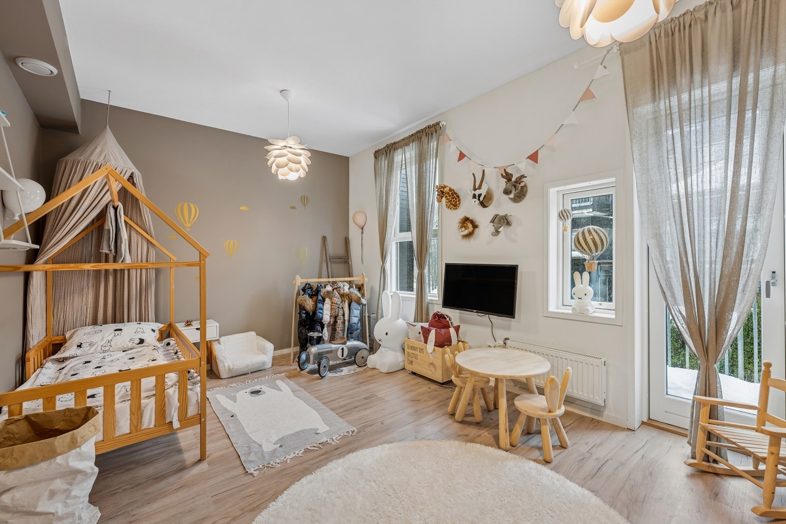 I boligens andre etasje finner man to romslige soverom og ett baderom. Soverom 1 er av svært god størrelse og har utgang til tilhørende balkong. Galleribilde