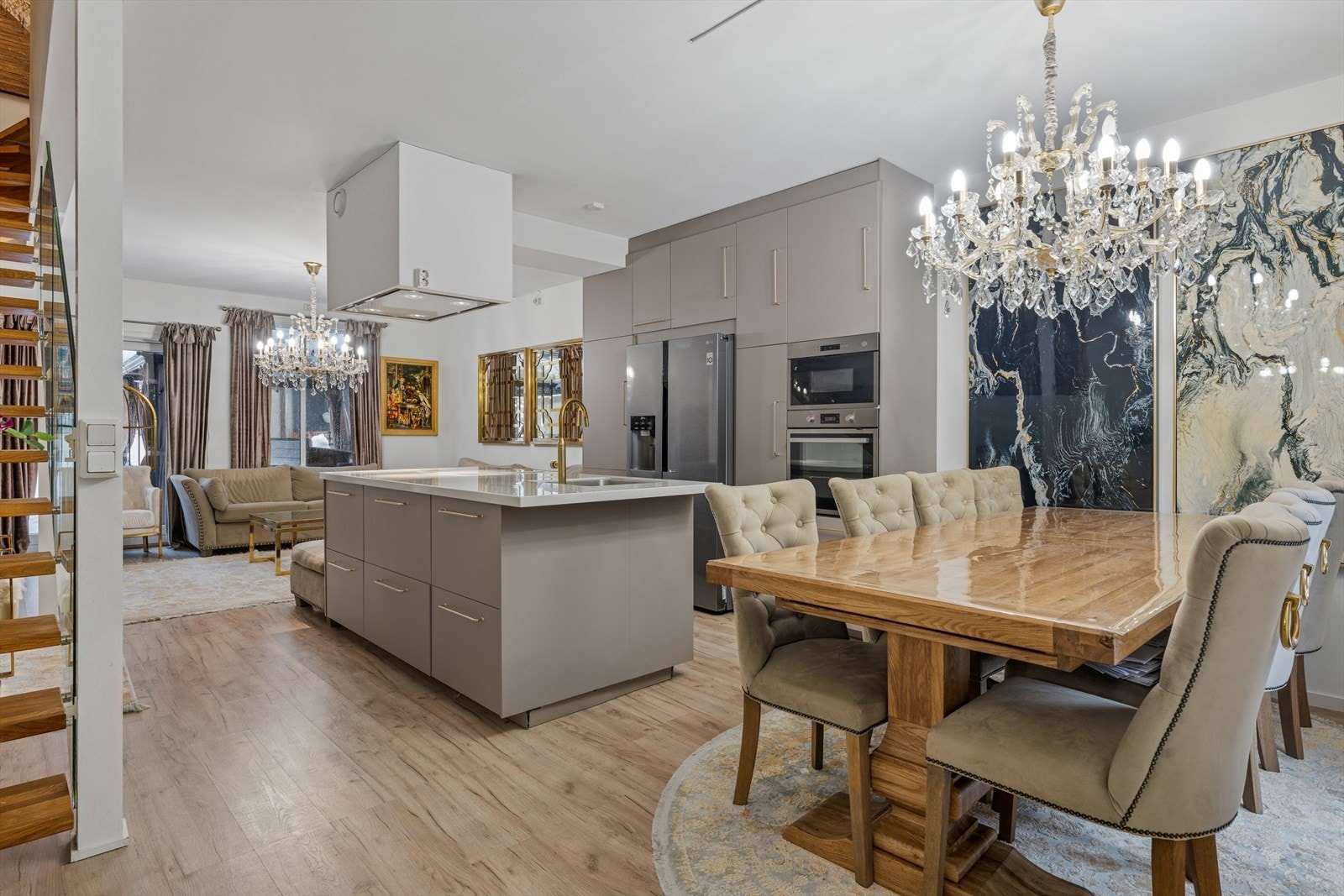 Man kommer direkte inn i stue og kjøkken som ligger i åpen løsning. Et lyst og innbydende rom med store vindusflater som sørger for rikelig med lysinnslipp. Galleribilde