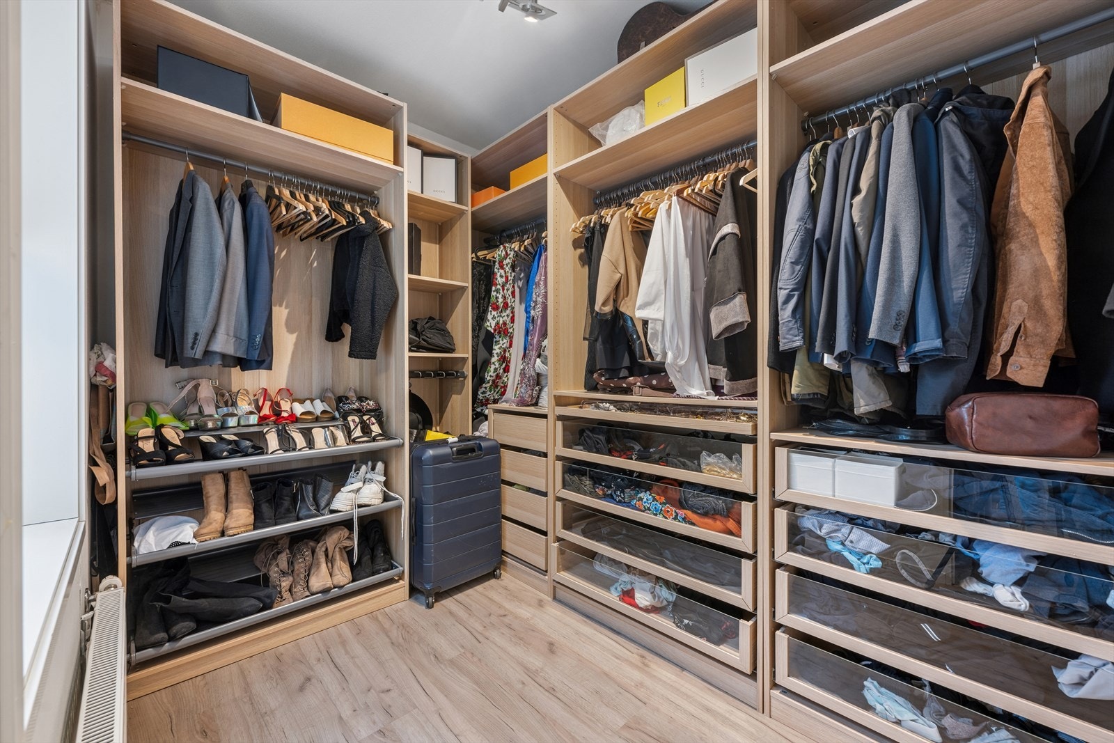 I tilknytning til soverom 3 finner man et rom som i dag er innredet til garderoberom med stor garderobeinnredning. Galleribilde