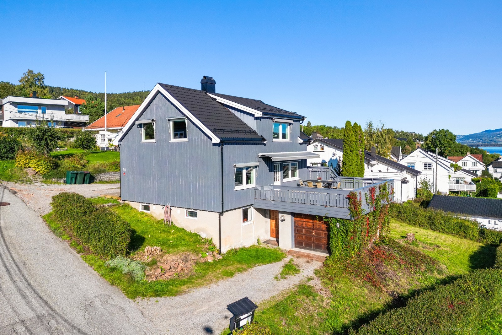 Integrert garasje med lader til el.bilen. Galleribilde