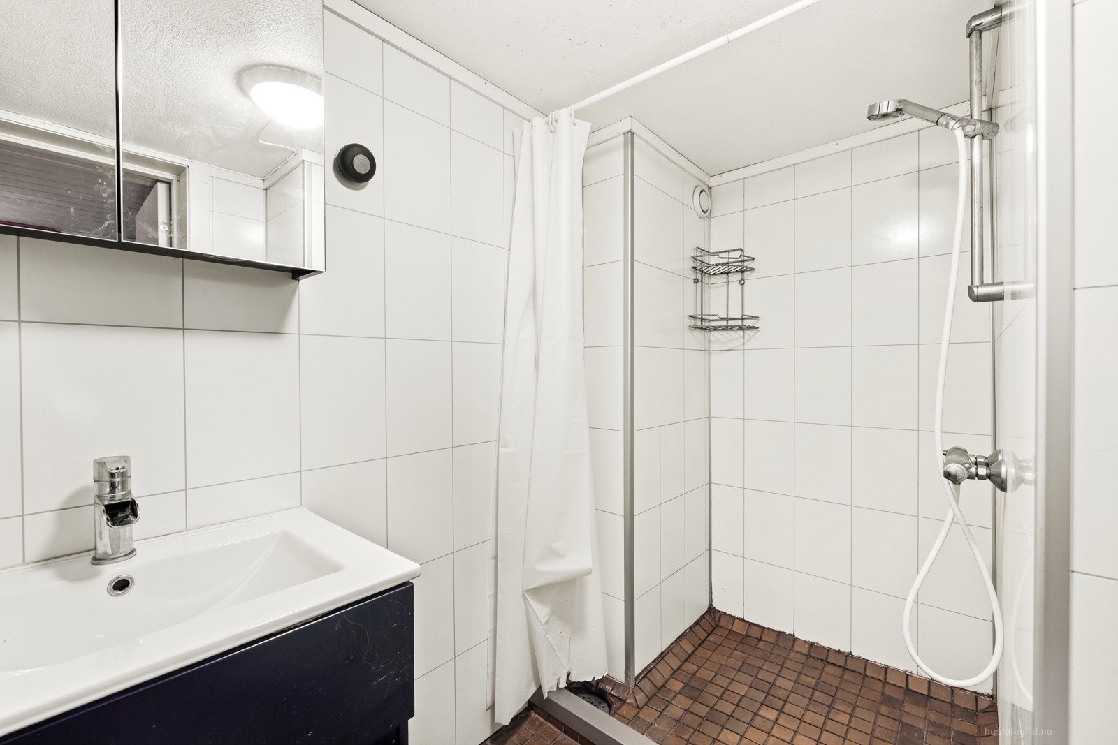 Eldre bad, modent for oppussing. Galleribilde