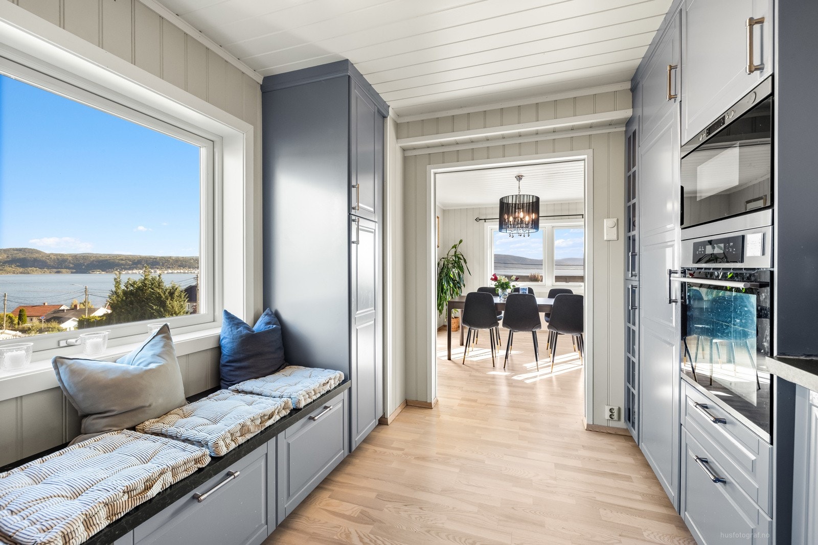 Også her har man fin utsikt mot fjorden fra kjøkkenvinduet, og under vinduet er det etablert en plassbygget sittebenk med praktiske skuffer under. Galleribilde