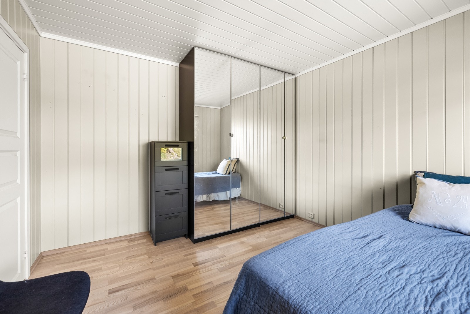 Soverommet er romslig med god plass til nødvendig soveromsmøblement, i tillegg er det garderobeskap med speilfronter som medfølger salget. Galleribilde