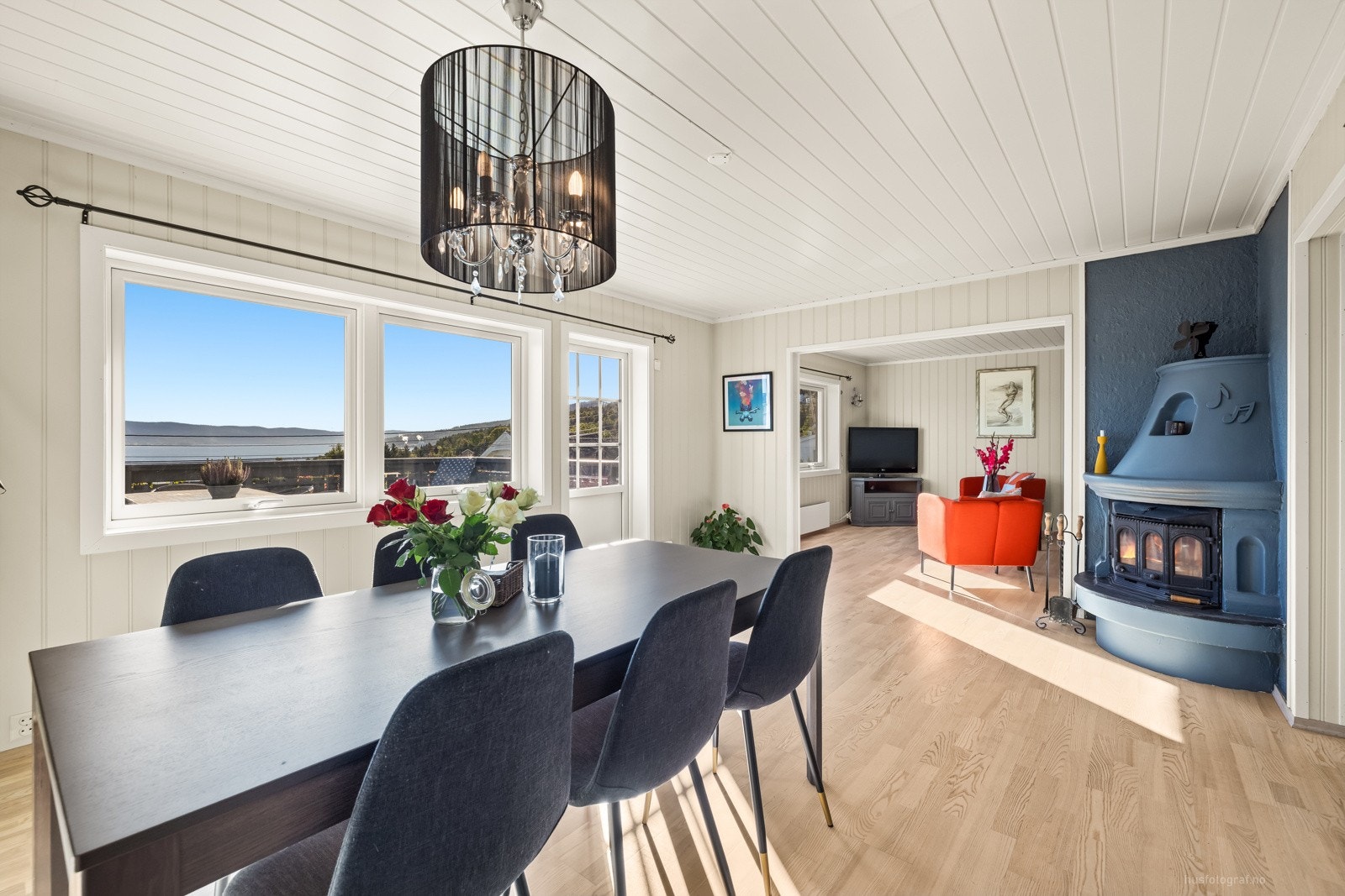 Stuens utforming gir plass til å møblere med spisebord og sofagruppe i egne soner. Galleribilde