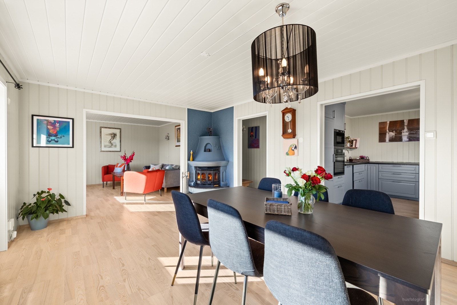 Her er det lysmalte panelvegger og parkettgulv. Kjøkkenet ligger i et eget rom i bakkant. Galleribilde