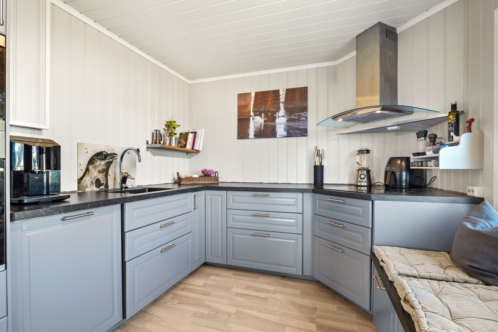 Integrerte hvitevarer som platetopp, oppvaskmaskin, kjøl/frys og ovn i riktig høyde. Galleribilde