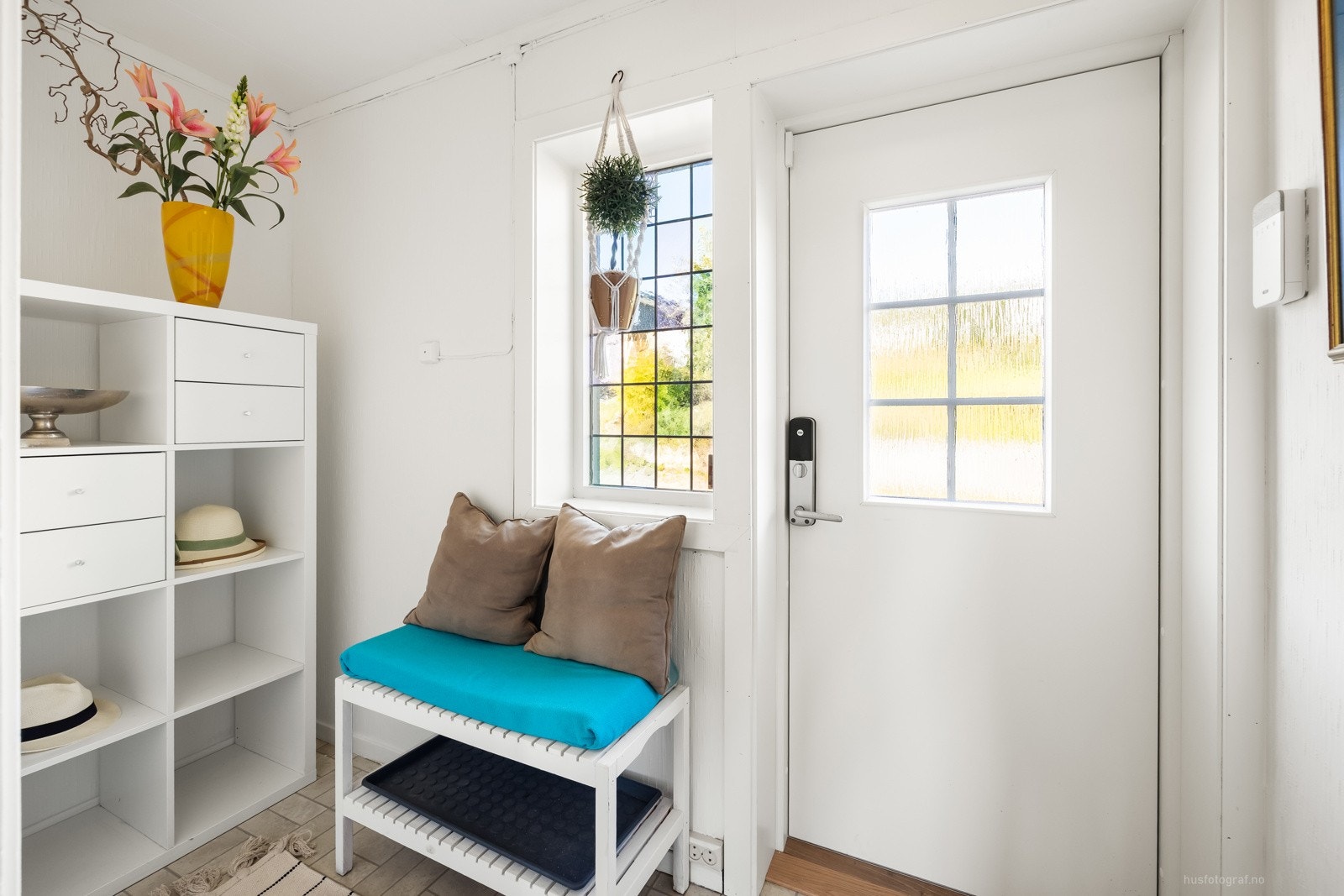 Ytterdør fra 2024 med praktisk kodelås. Galleribilde