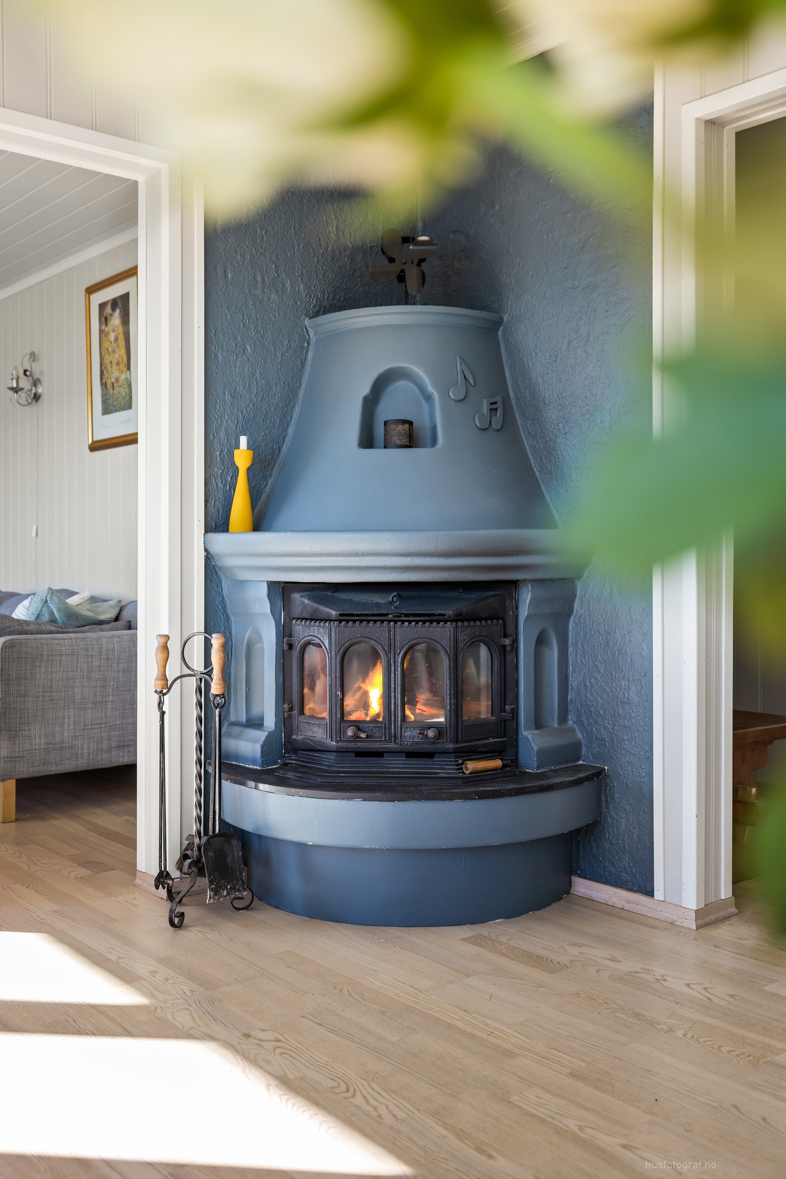 Peis i stuen. Galleribilde