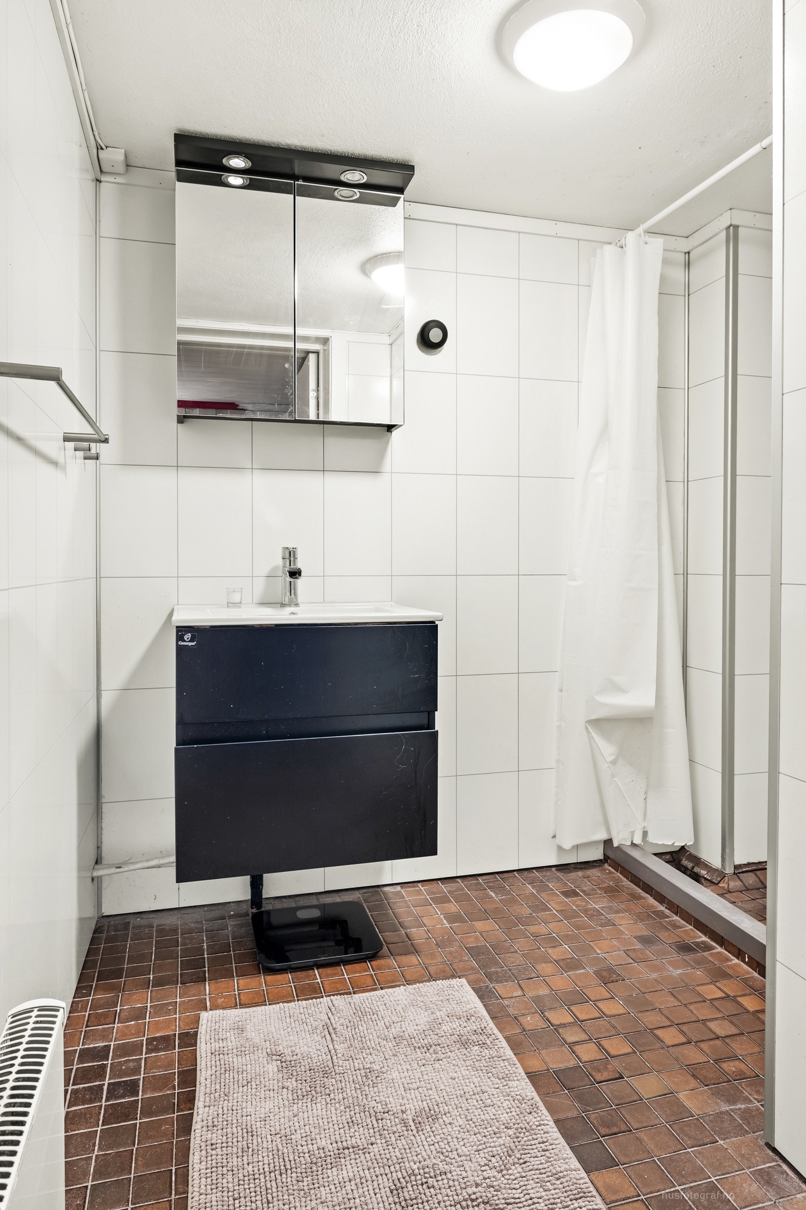 Nede ligger bad, vaskerom og et separat toalettrom. Galleribilde