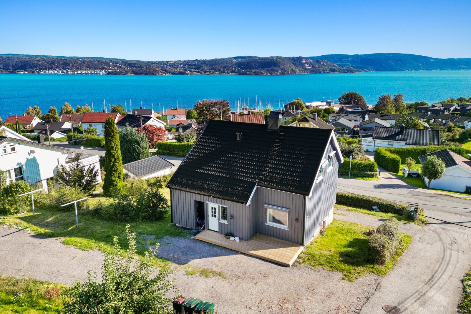 Nyanlagt terrasse (mai 2025) vendt mot solrike vest. - Entrè ikke omsøkt/byggemeldt Galleribilde