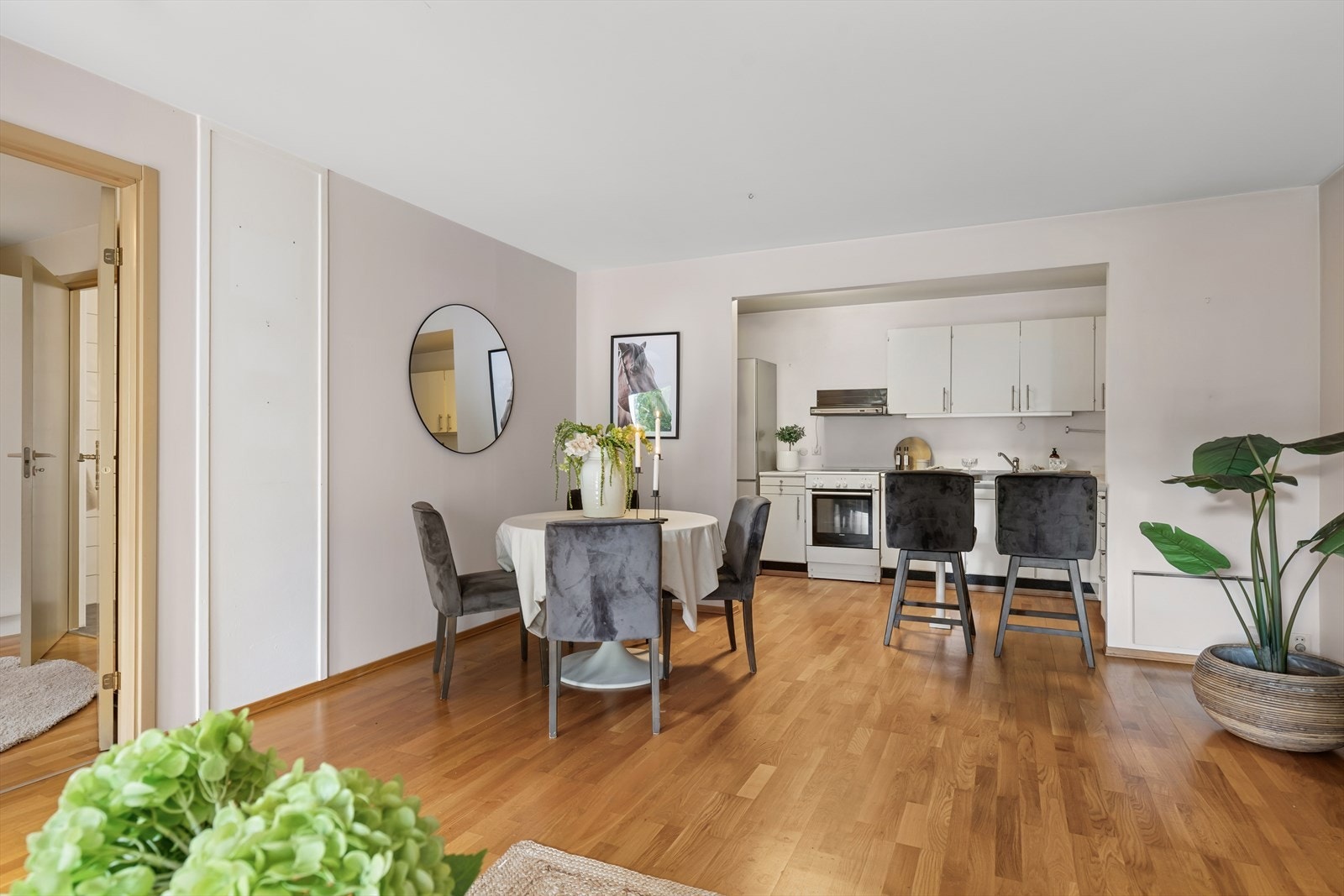 Åpen løsning mot kjøkkenet gir en sosial og luftig atmosfære. Galleribilde