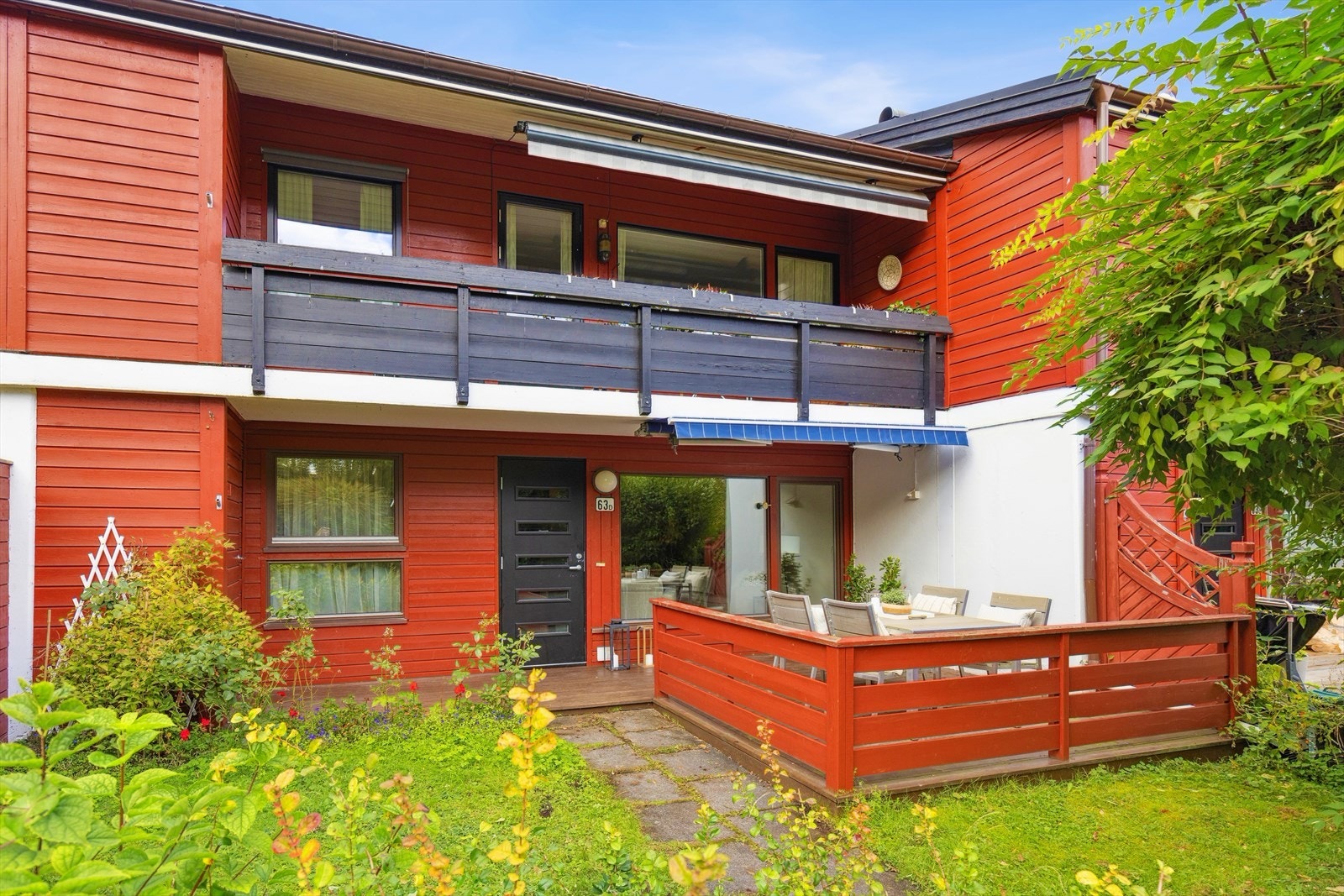 Forhagen foran leiligheten disponeres av beboer - her kan du skape din egen grønne oase, med levegg og beplantning i harmoni med husrekken. Galleribilde