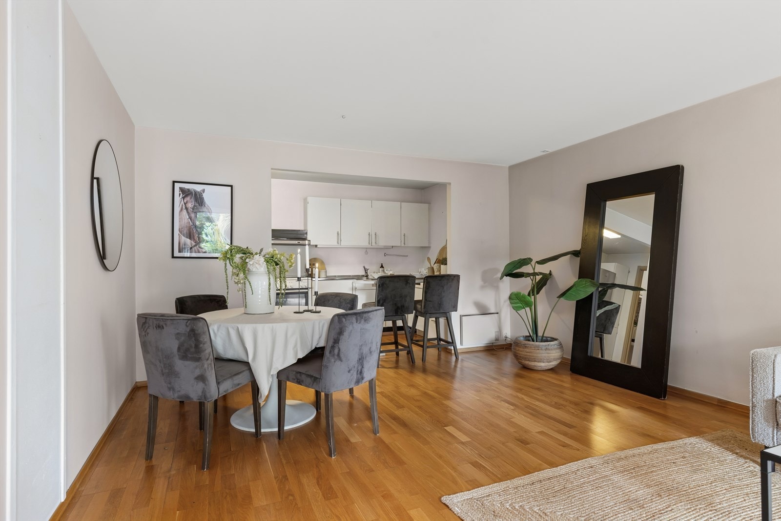 Felleslokalet med kjøkken kan leies til private arrangementer, og gjesterom med bad gir fleksibilitet for besøk - kun for andelseieres gjester. Galleribilde