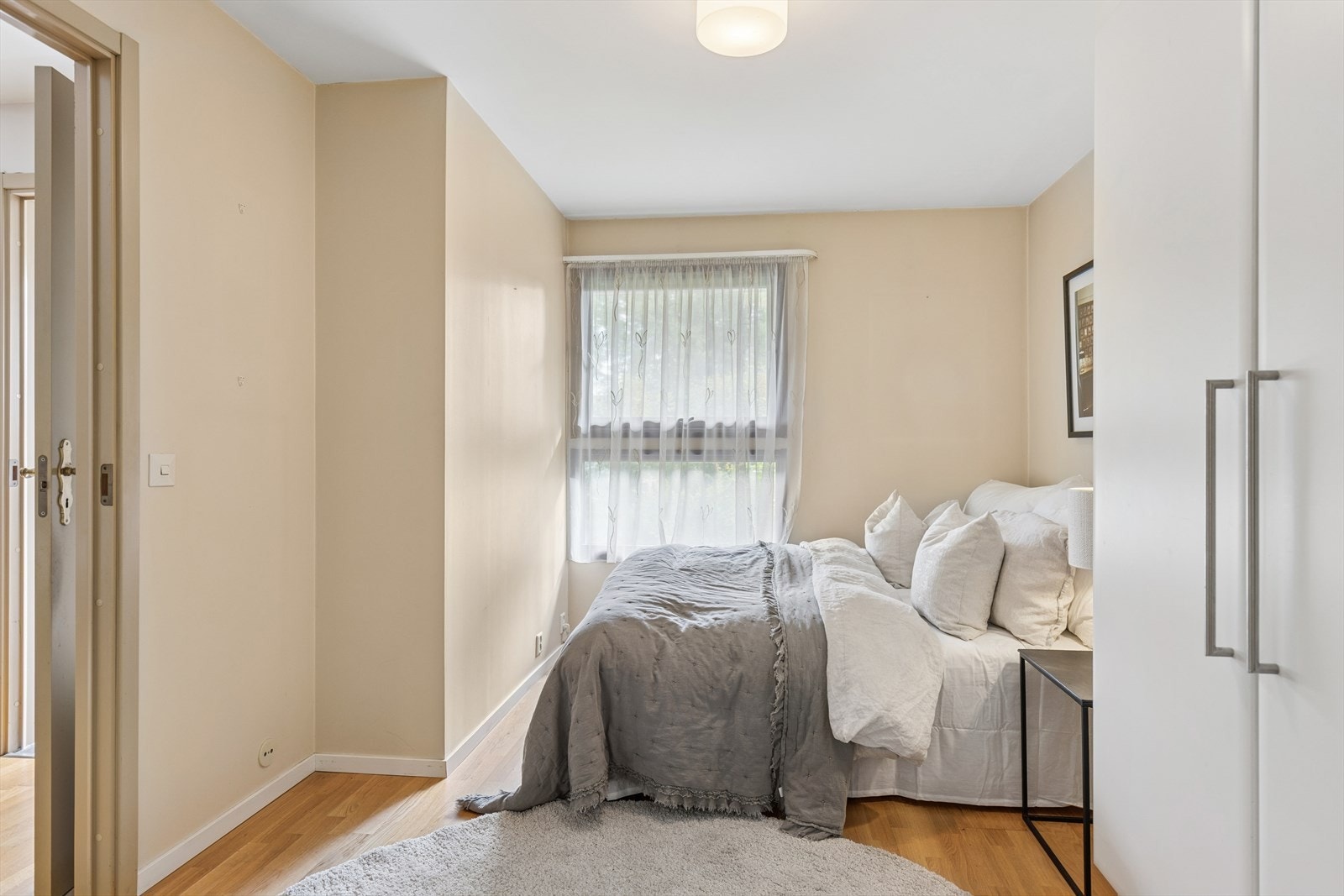 Garderobeskapet medfølger i handelen. Galleribilde