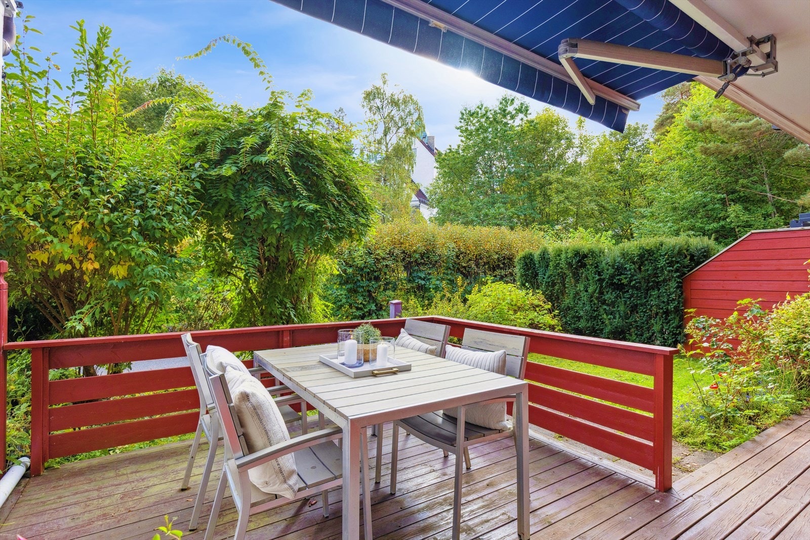 Privat uteplass med sørvendt beliggenhet og god plass til utemøbler. Galleribilde