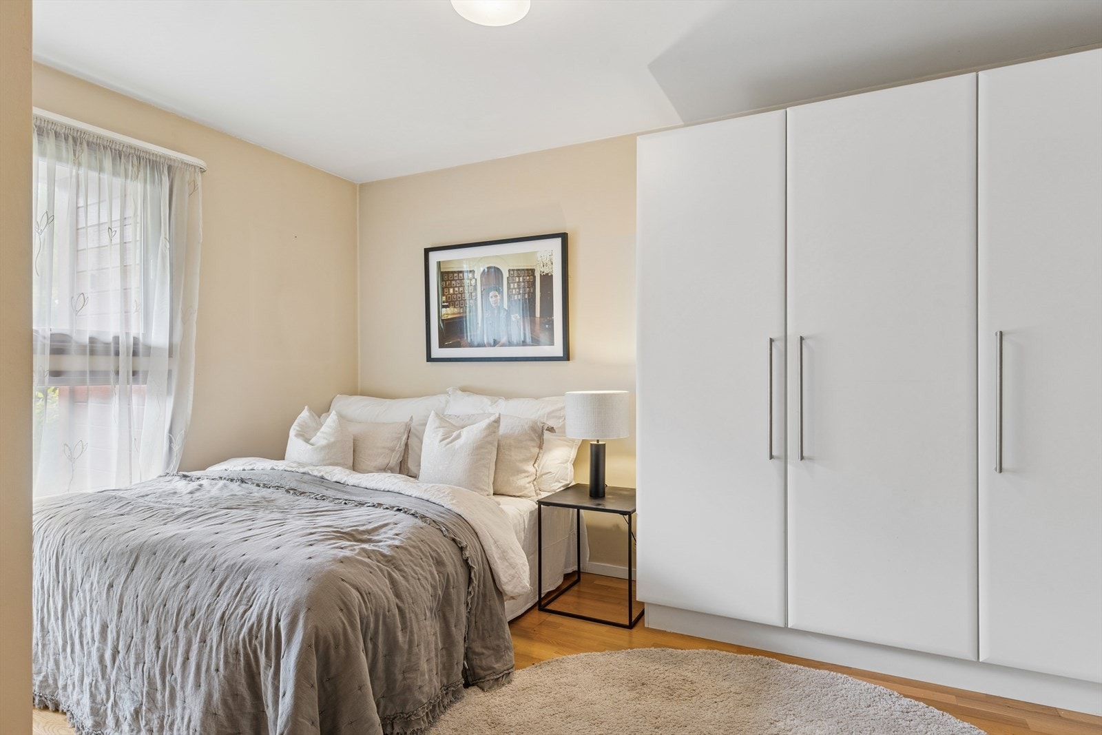 Soverom med plass til dobbeltseng og garderobeskap. Galleribilde