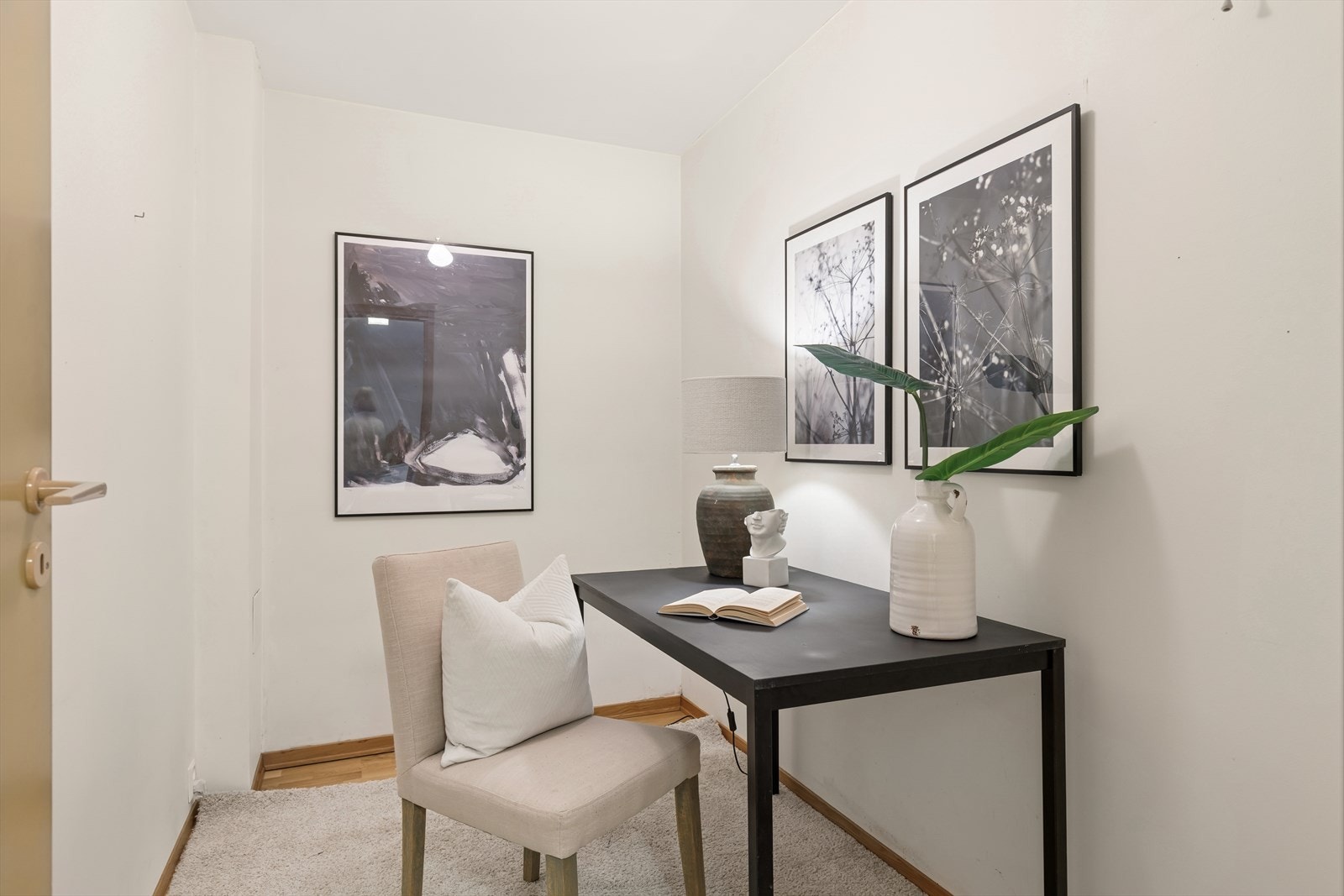 Innvendig bod på ca. 5 m² - lett tilgjengelig fra kjøkkenet i tillegg medfølger kjellerbod på ca. 6 m² i nabobygget. Galleribilde