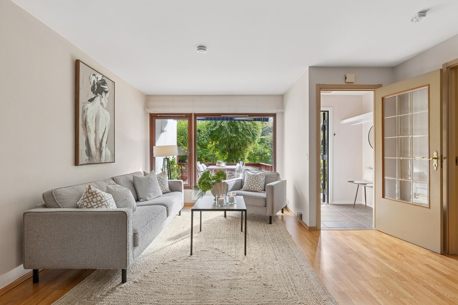 Vegger og tak har helslette overflater med sømløs overgang, noe som gir et moderne og harmonisk uttrykk i rommet. Galleribilde