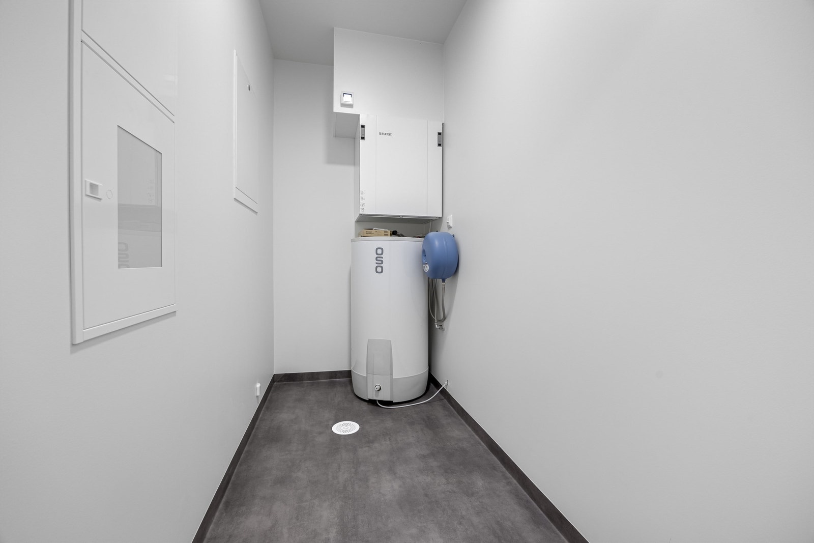 Teknisk rom med 200 liters varmtvannstank og teknisk anlegg til boligen. Galleribilde