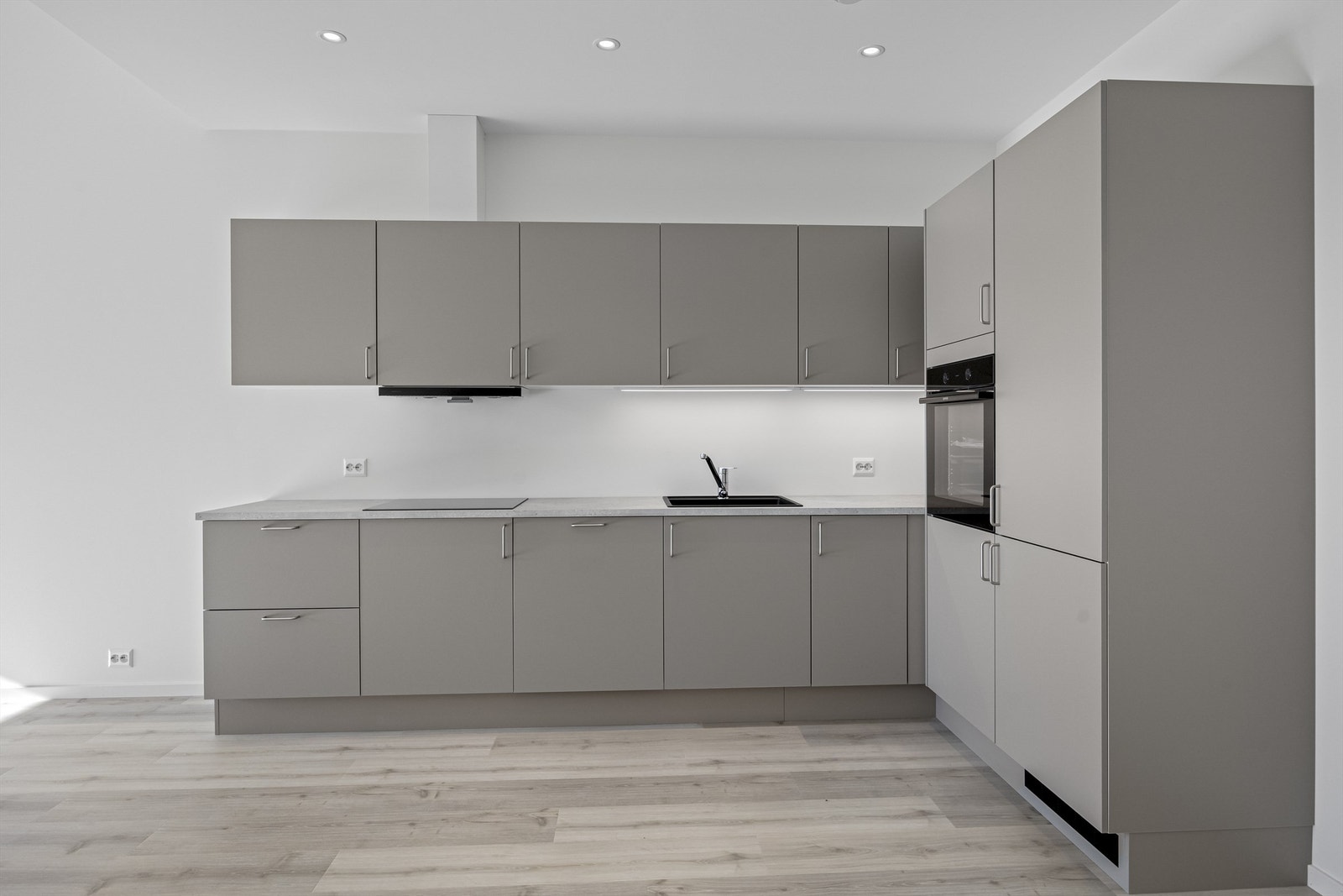 Matte fronter og downlights i taket. Galleribilde