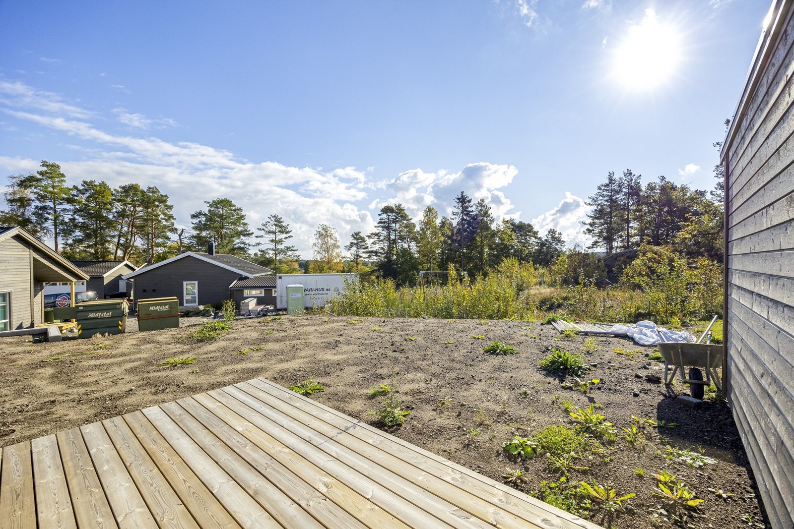 Det bygges og ferdigstilles snart et hus nedenfor - Da vil containere og diverse fjernes. Det er lekeplass i nærområdet til felles bruk. Galleribilde