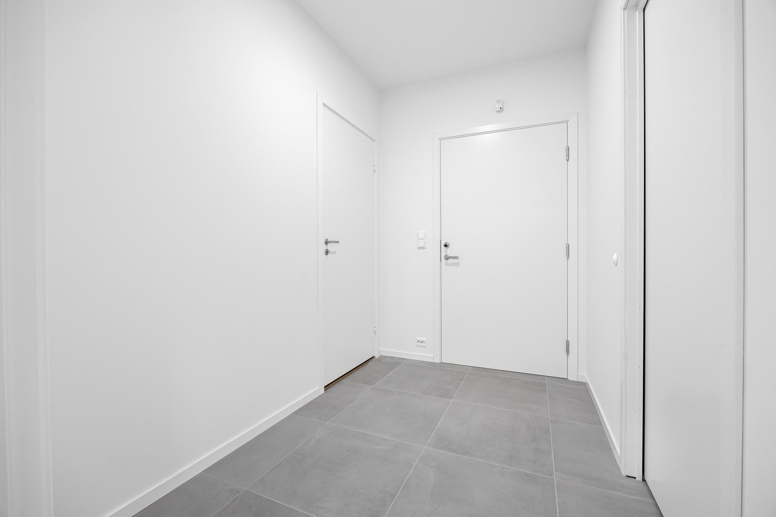 Fliser i gangen med varmekabler. Galleribilde