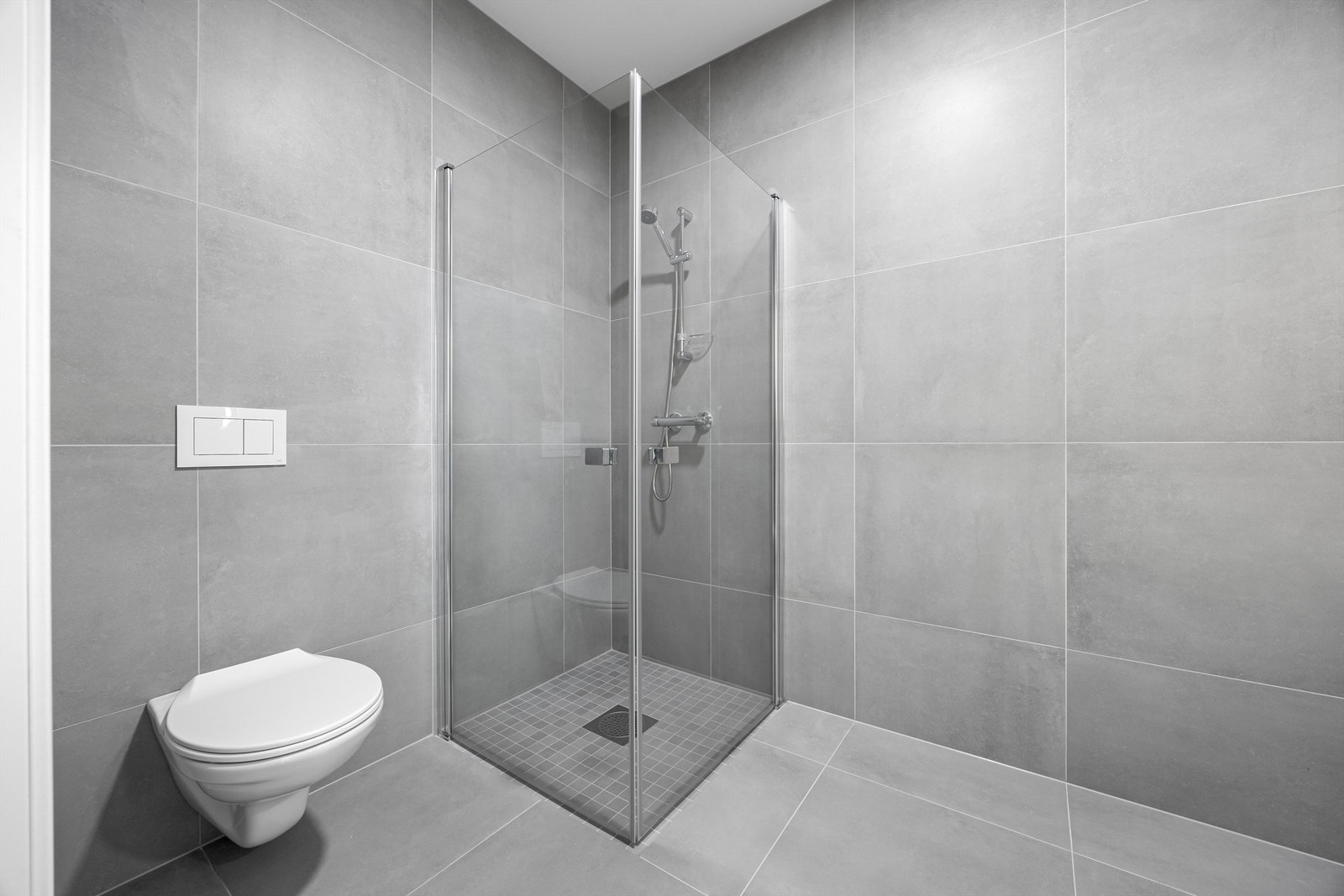 Baderom med 60x60 fliser på vegger og gulv. Varmekabler i gulv. Galleribilde